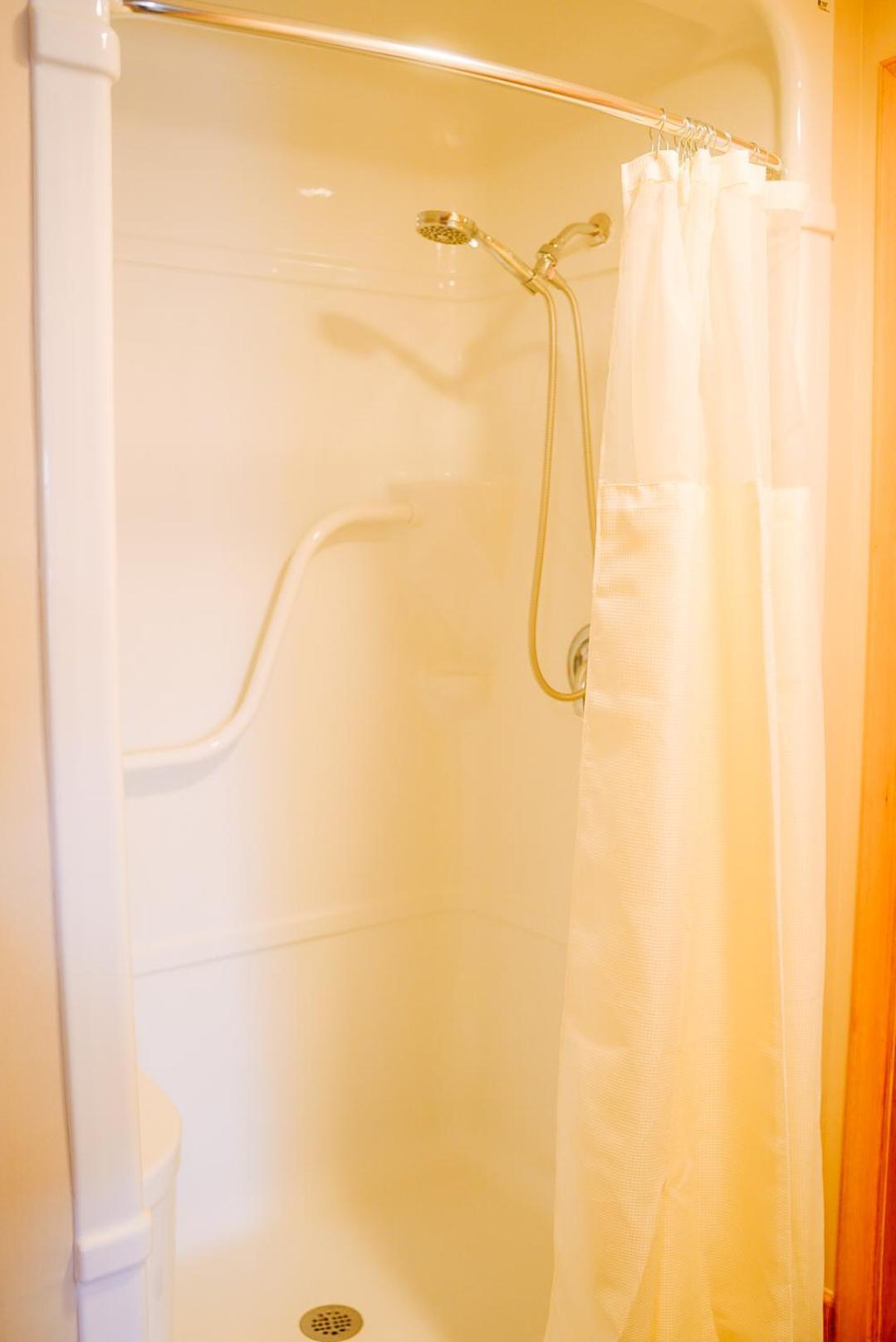 The Water'S Edge Inn & Gallery Baddeck Bagian luar foto