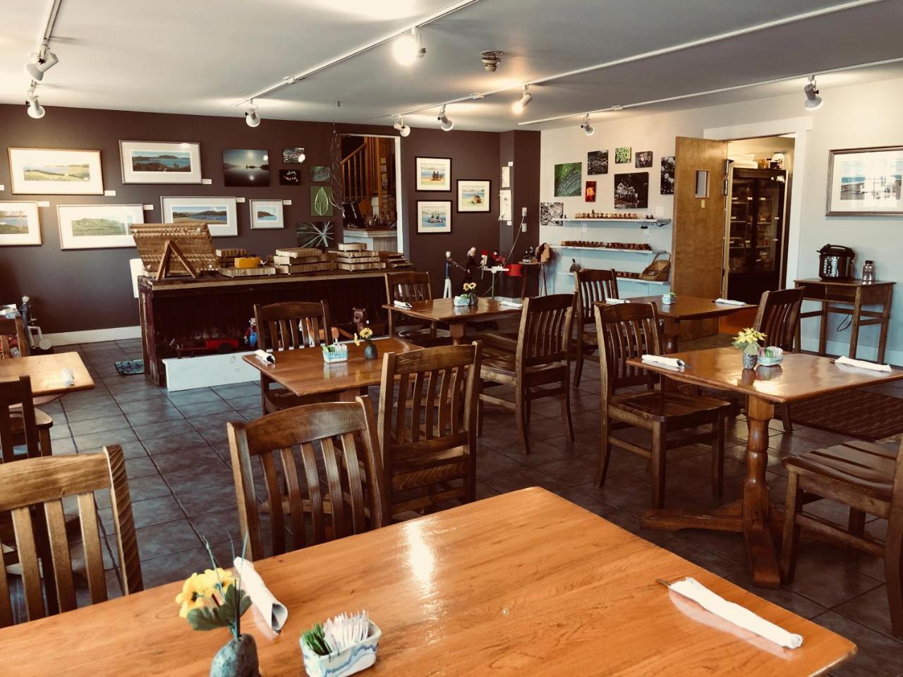 The Water'S Edge Inn & Gallery Baddeck Bagian luar foto